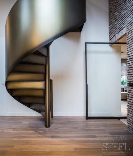 Grote stalen pivot deur met strak design