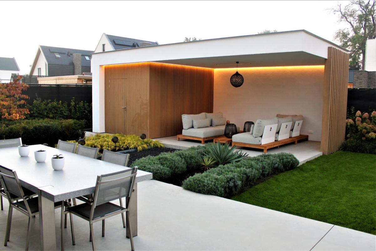 poolhouse met tuinmeubels