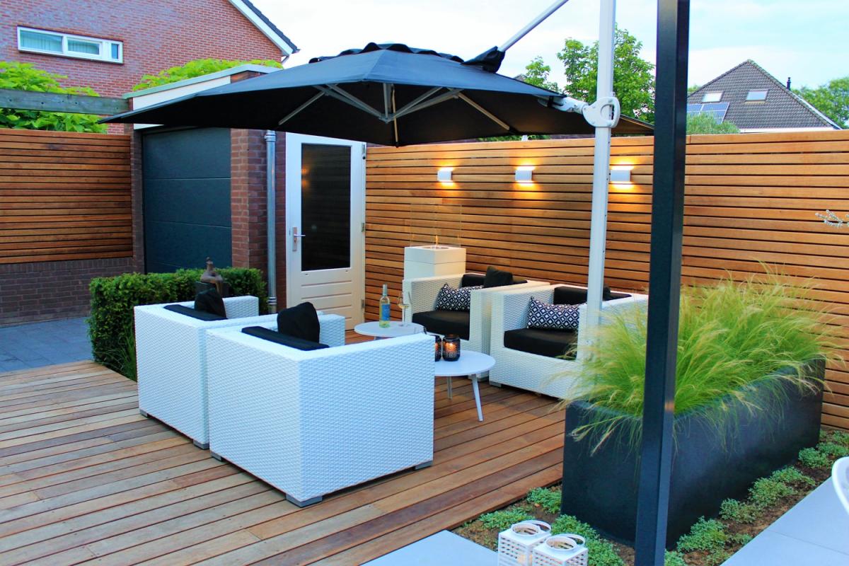 tuin met witte tuinmeubels
