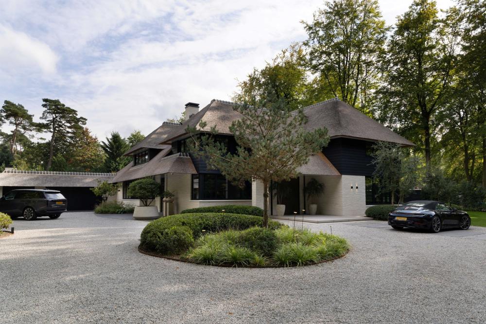 High-end villa met wellness en poolhouse