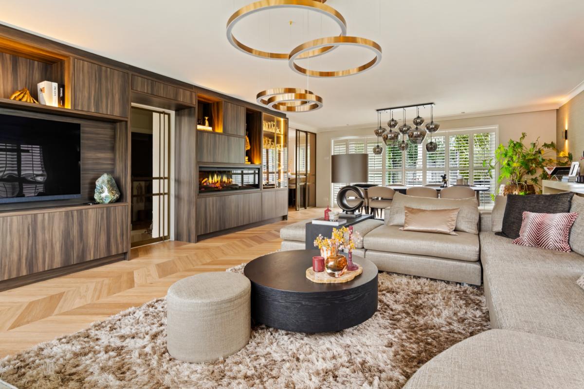 woonkamer met stalen design deuren