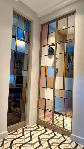 Luxe stalen roomdivider met glas-in-lood