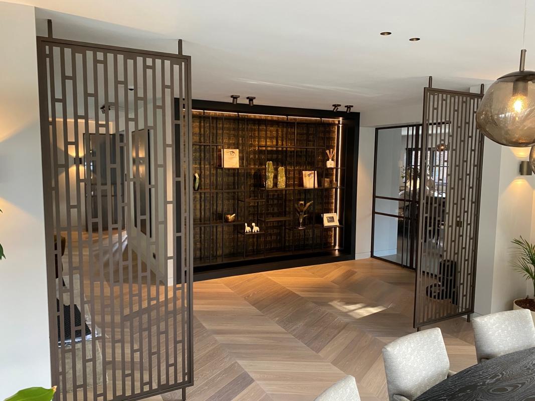 luxe interieur met design deur en kast