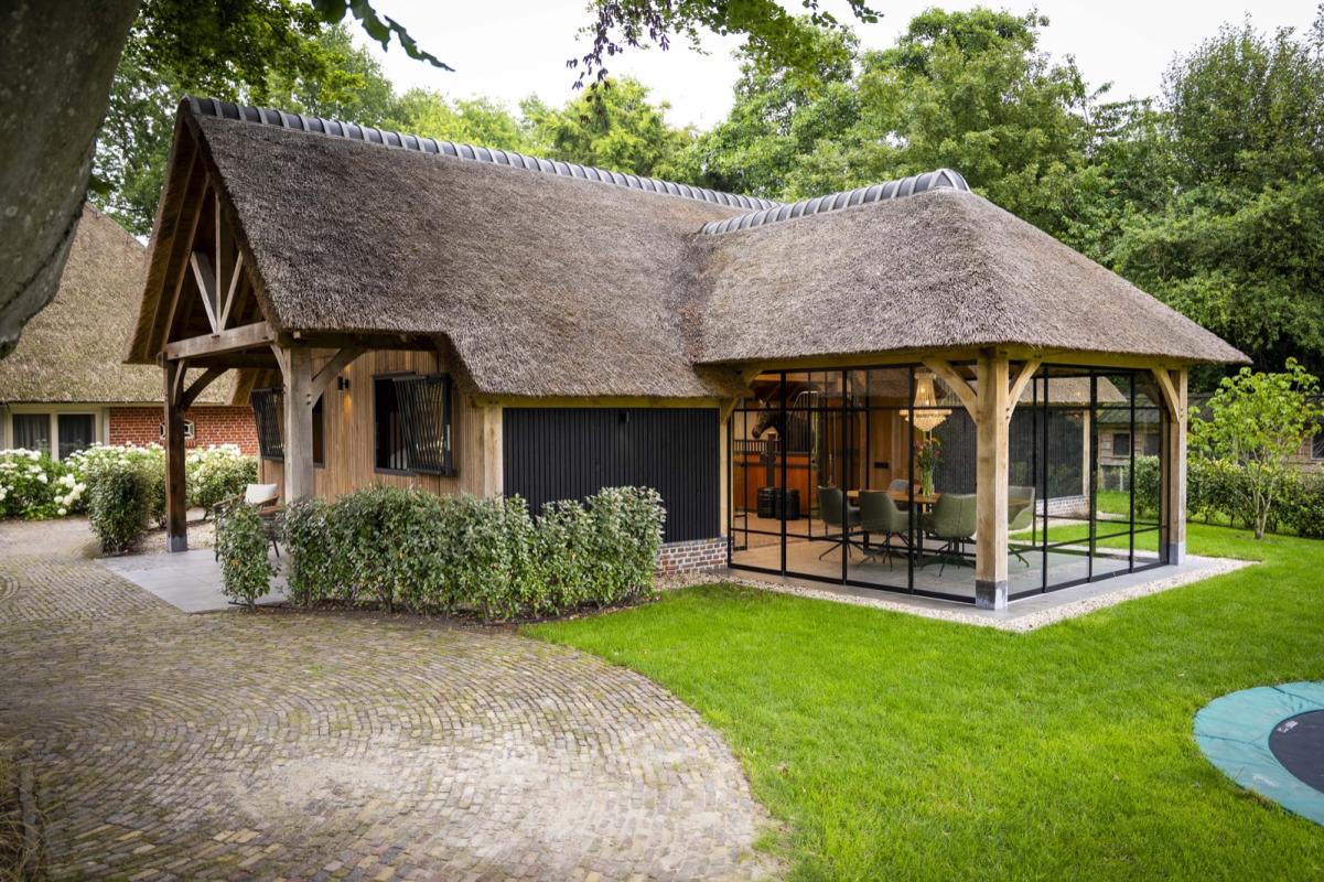 luxe bijgebouw met rieten dak