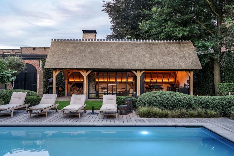 Eiken poolhouse met dubbele haard in Roosendaal