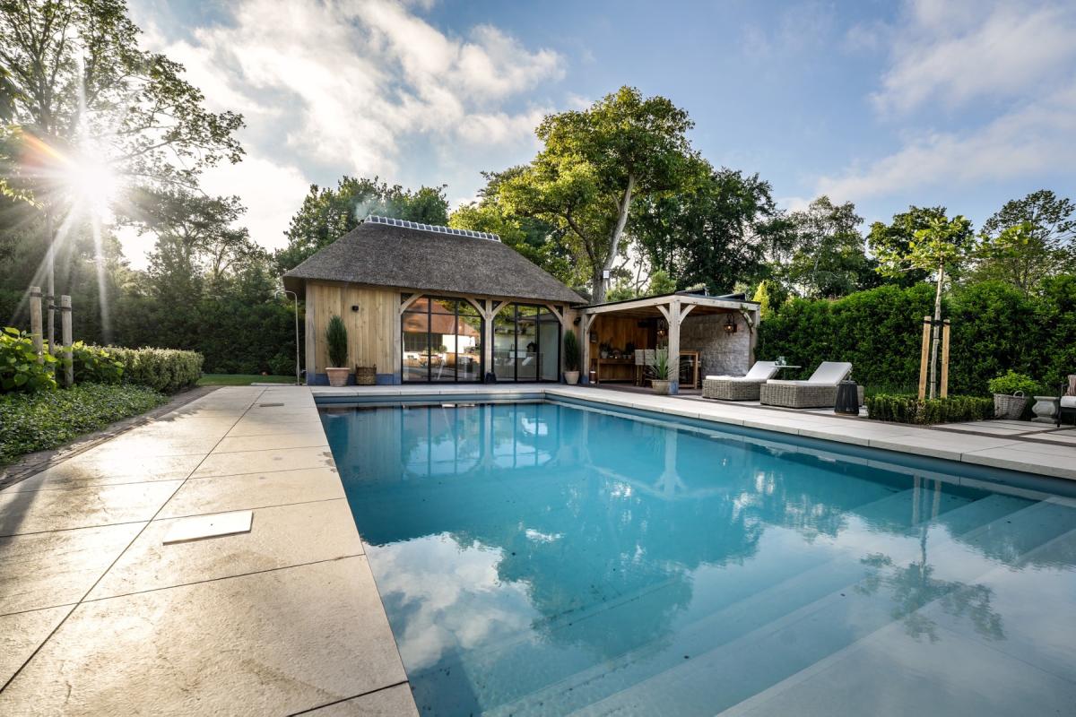 luxe poolhouse in tuin