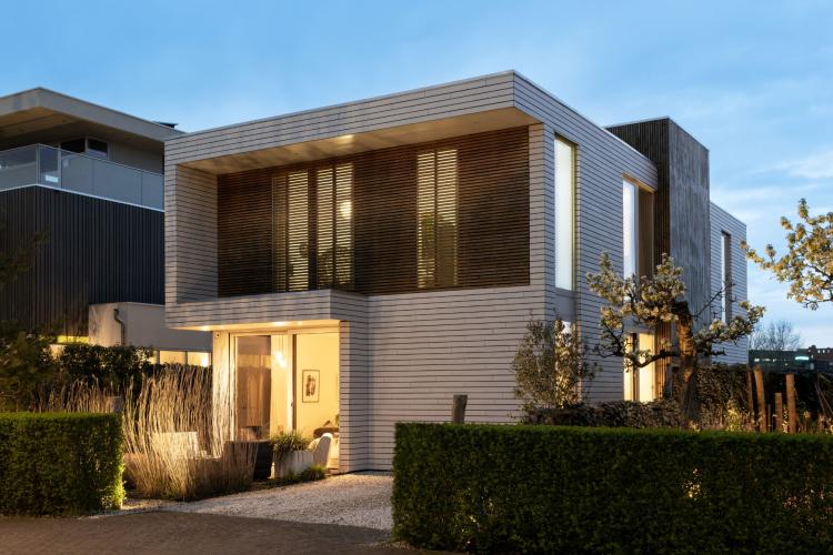 Houten woning op Rieteiland Oost