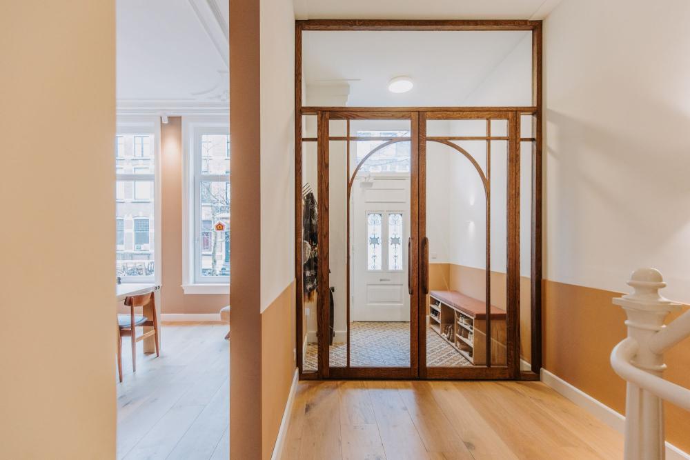 Exclusieve entree met houten tussenwand in Utrecht