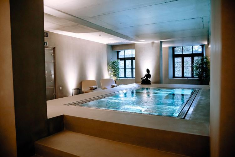 Inox overloop jacuzzi in wellness Ayur-yoga