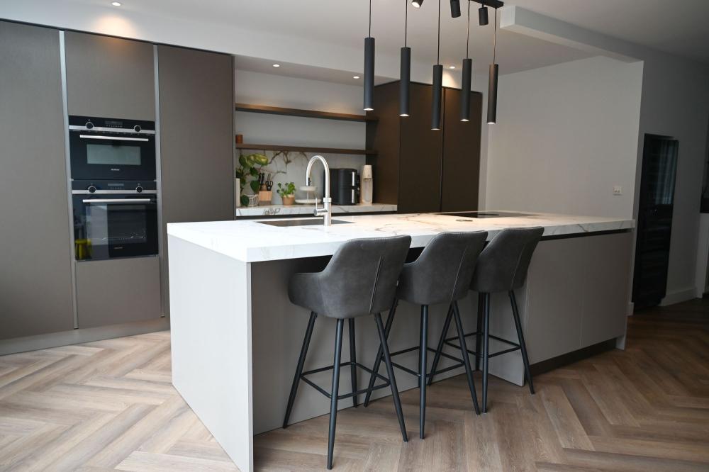 Exclusieve high-end keuken met Calacatta Oro keramiek werkblad