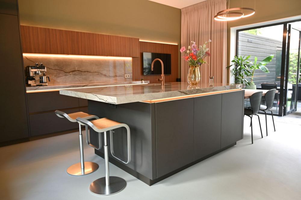 Exclusieve high-end keuken met Imperiale Silver Roots keramiek werkblad