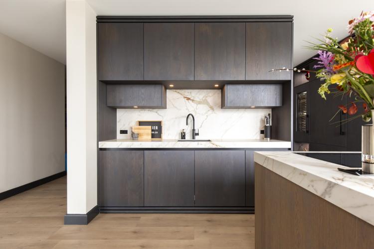 Elegante keuken met keramiek keukenblad