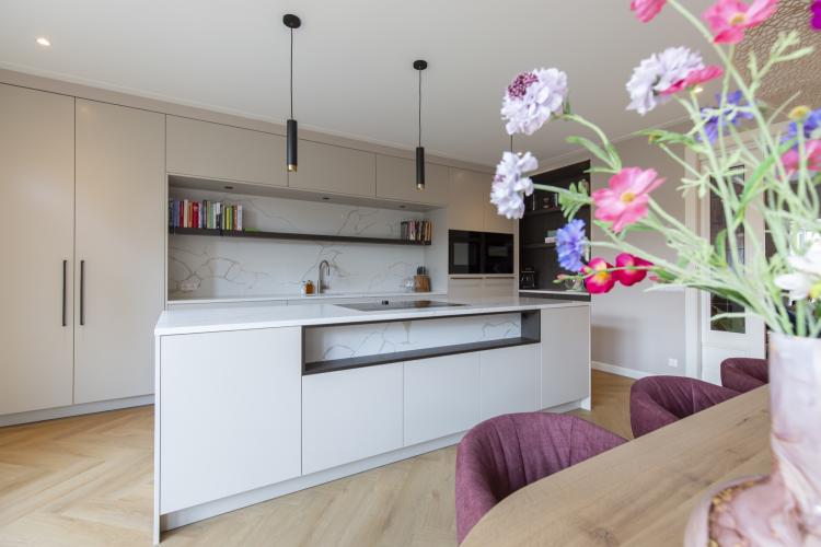 Moderne keuken met composiet werkblad