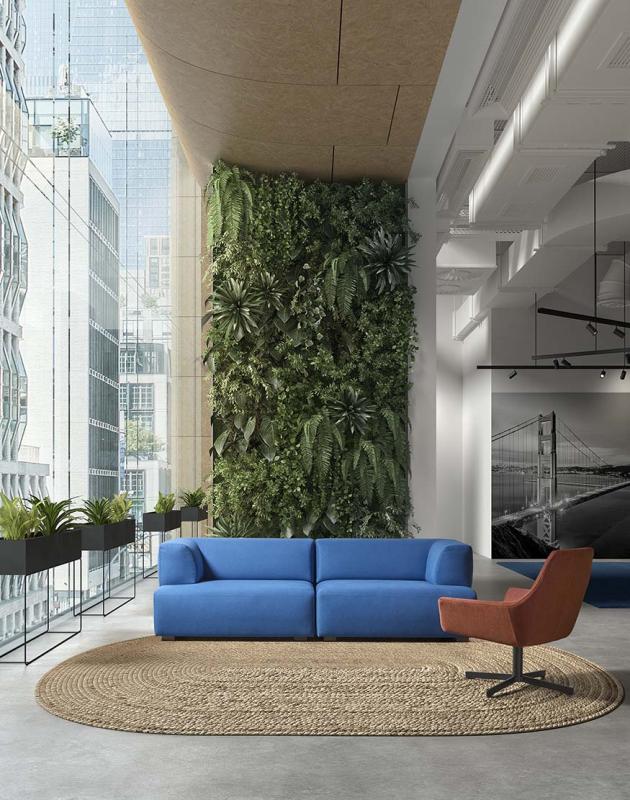 blauwe bank met plantenwand