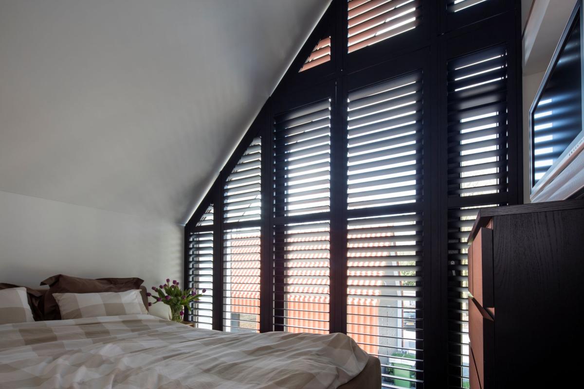 slaapkamer met shutters