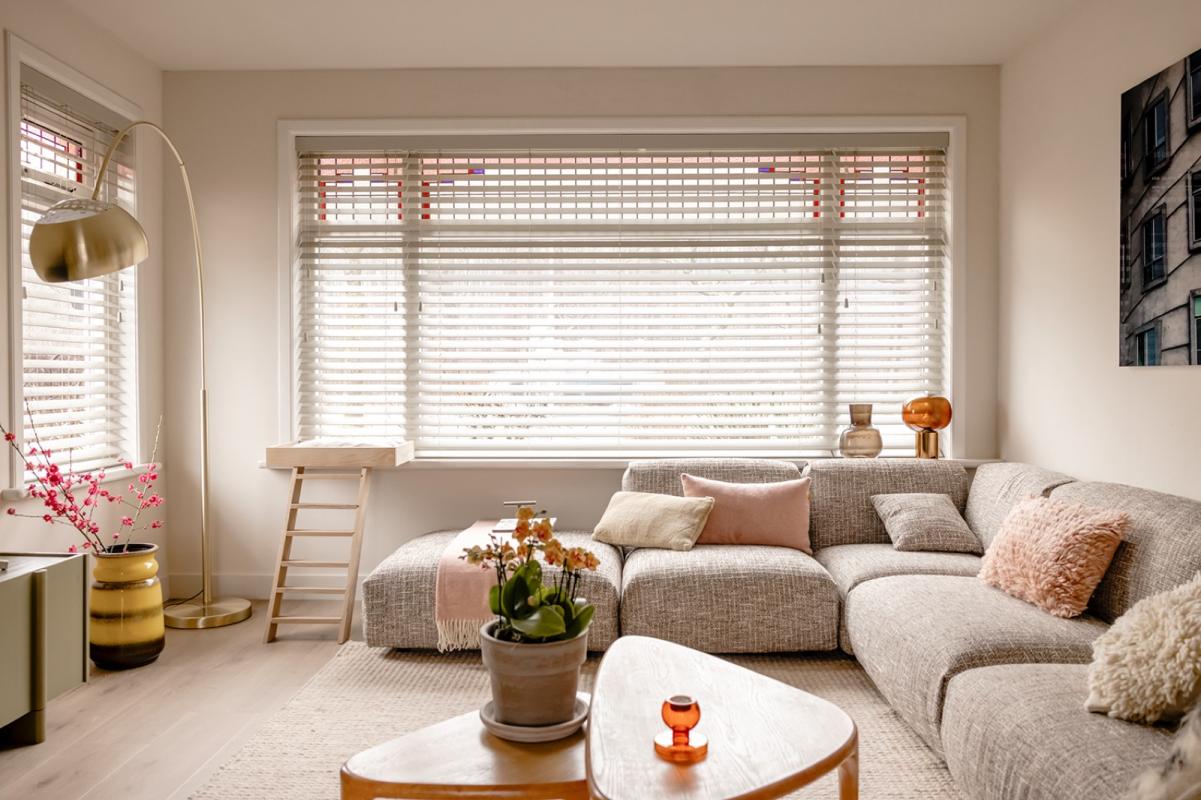 woonkamer met luxe jaloezieën