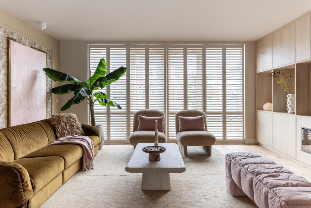 Shutters in moderne hoekwoning in Honselersdijk