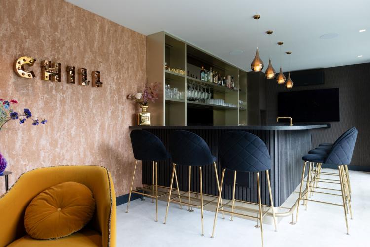 Exclusieve maatwerk bar in luxe interieur