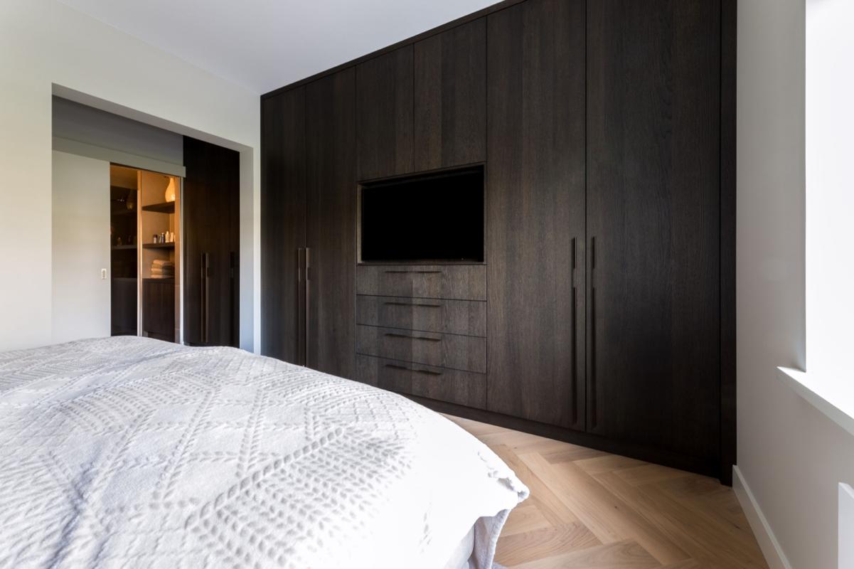 slaapkamer met maatwerk kastenwand