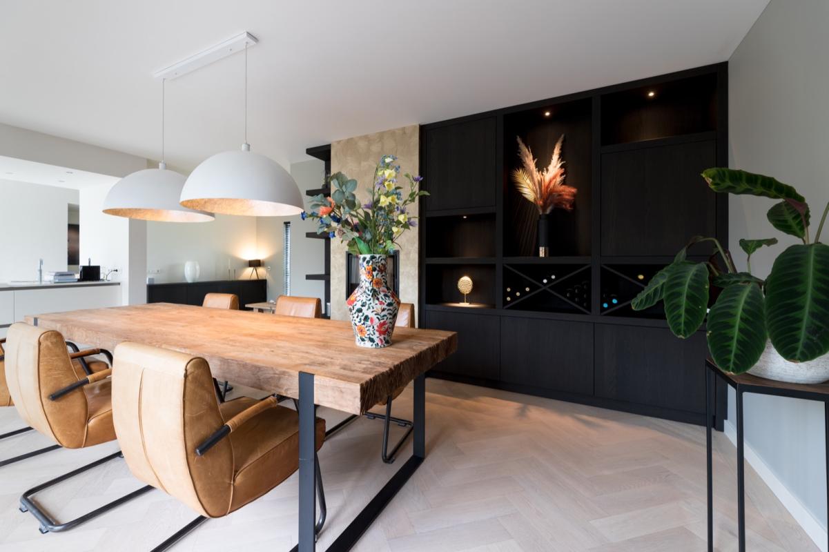 eetkamer met maatwerk wandkast