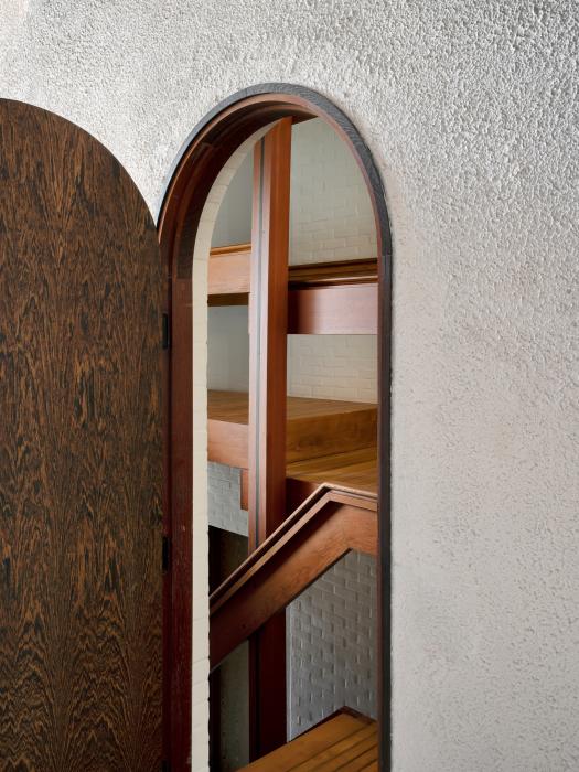 hal met houten trap