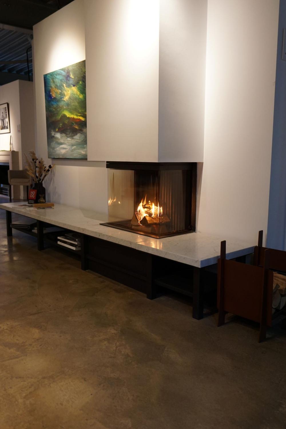 Luxe Kalfire W66 liftdeurhaard in showroom