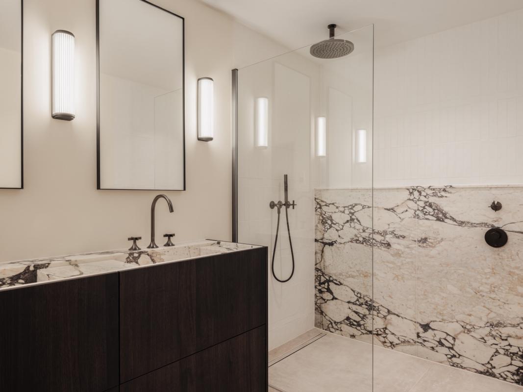 badkamer met natuursteen