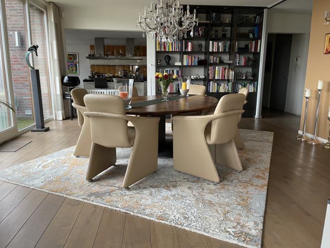 Eetkamer met luxe tapijt