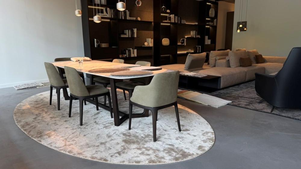Luxe showroom met exclusieve vloerkleden