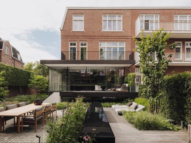 Groene en serene buitenruimte in stedelijke omgeving