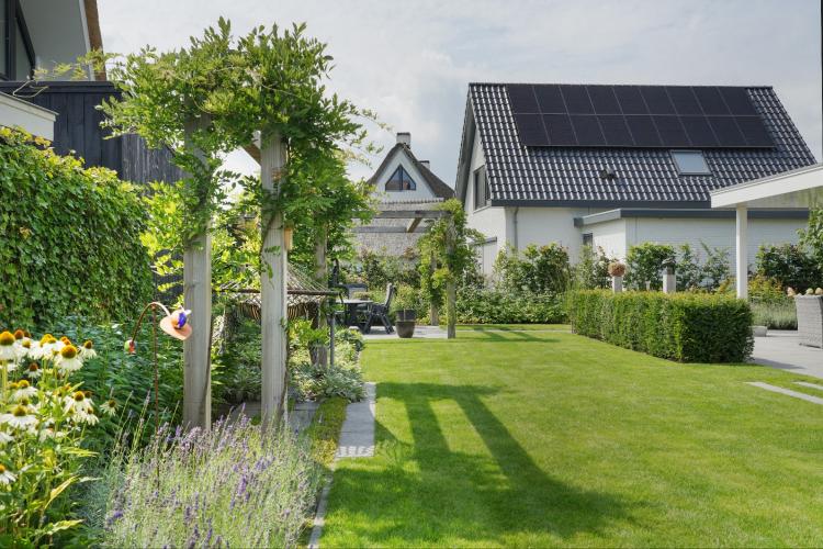 Ontspannen in een plantrijke tuin vol ontspannings-mogelijkheden