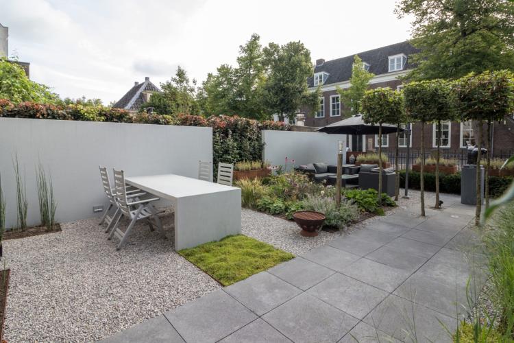 Stadstuin bij grachtenpand in Amersfoort