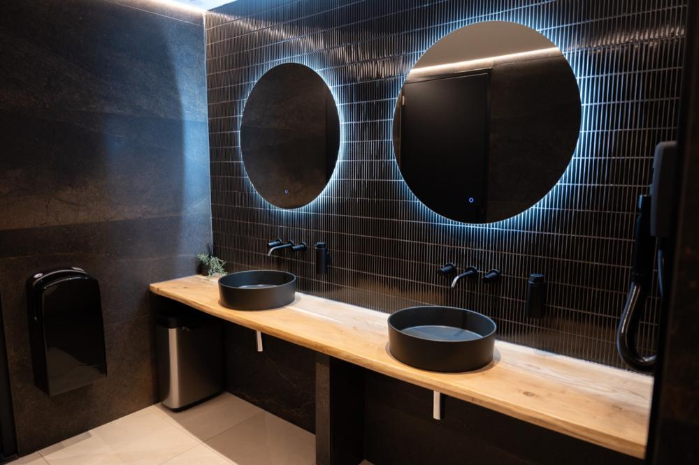 Donkere luxe badkamers in Pursue’s Gym