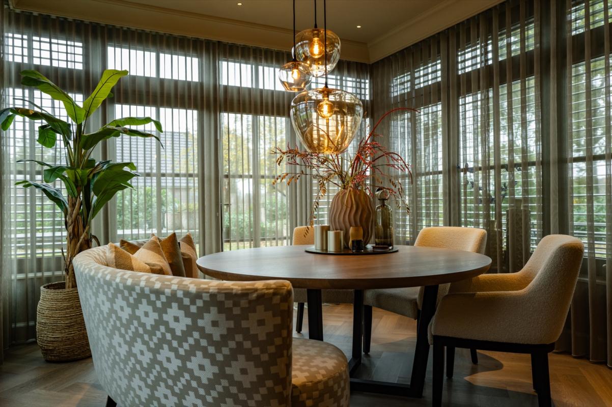 luxe eettafel met stoelen