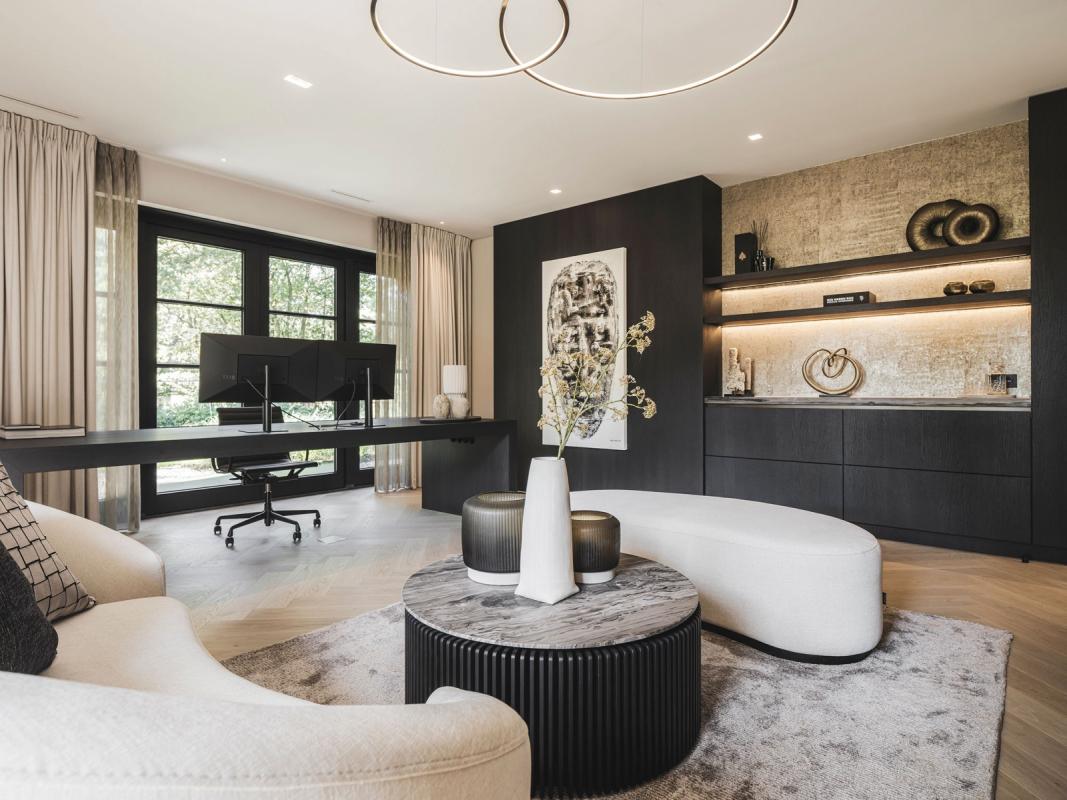 luxe werkkamer met design meubels