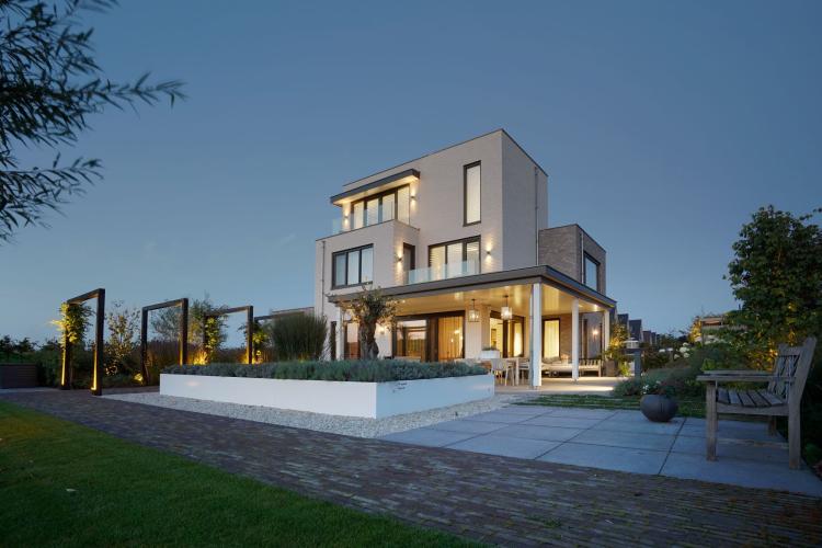 Moderne villa met robuust design in Tolkamer