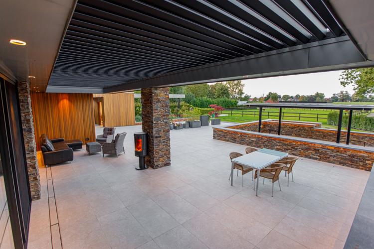 Moderne woning Gennep met rechte louvrepanelen