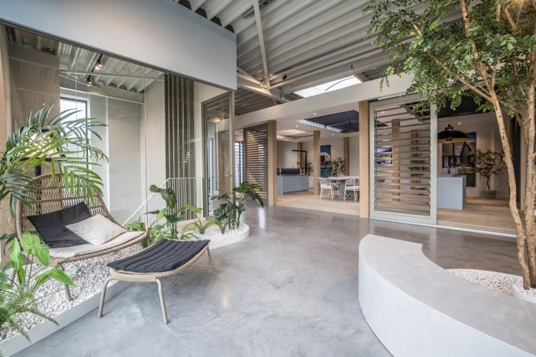 Showroom met luxe louvredaken