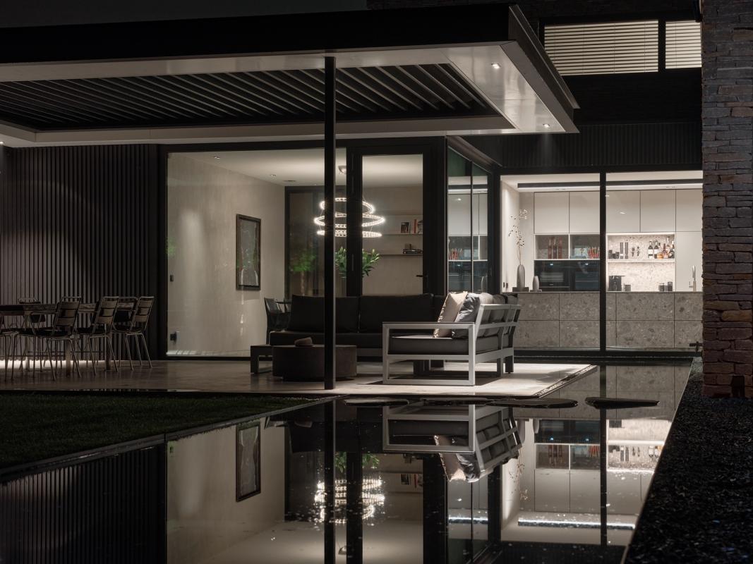 luxe overkapping bij zwembad