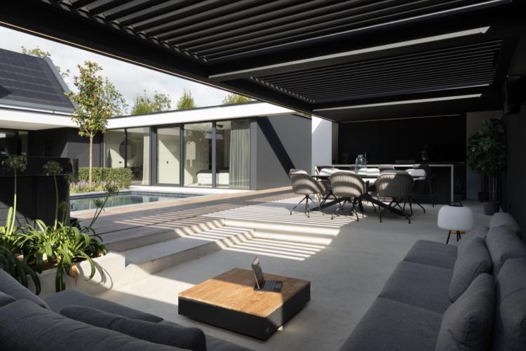 Villa Beuningen met modern Louvredak