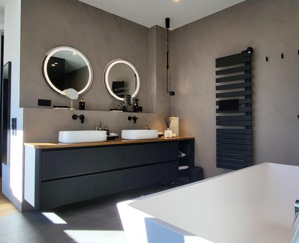 Luxe badkamer met Cemher microcement wandafwerking