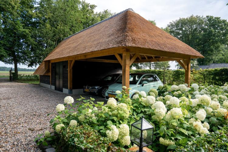 Luxe eiken bijgebouw met carport te Vessem