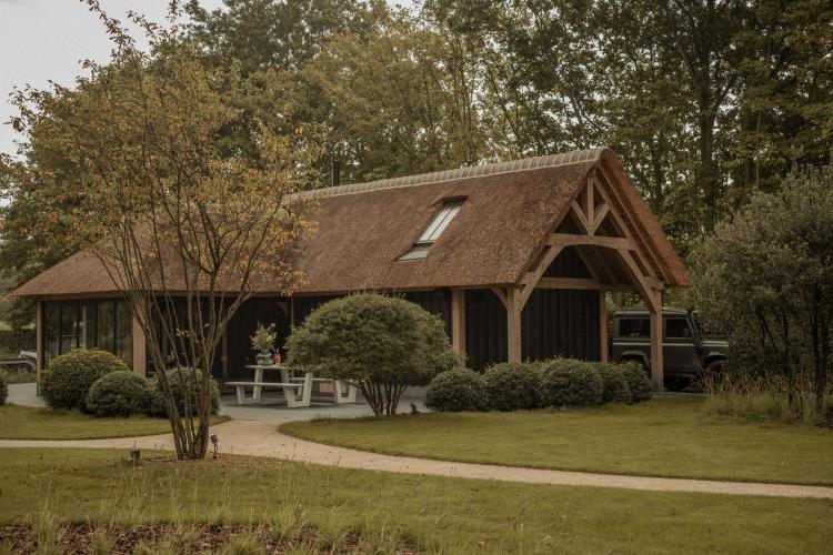 Luxe eiken bijgebouw te Ouddorp