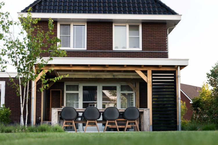 Luxe tuin met eiken veranda