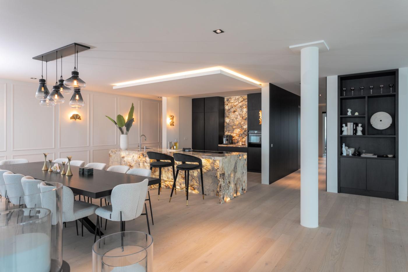 Hotelchique keuken met verlicht marmer | Best Interiors