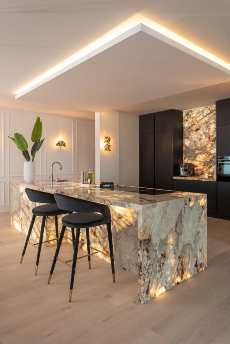 Hotelchique keuken met verlicht marmer | Best Interiors