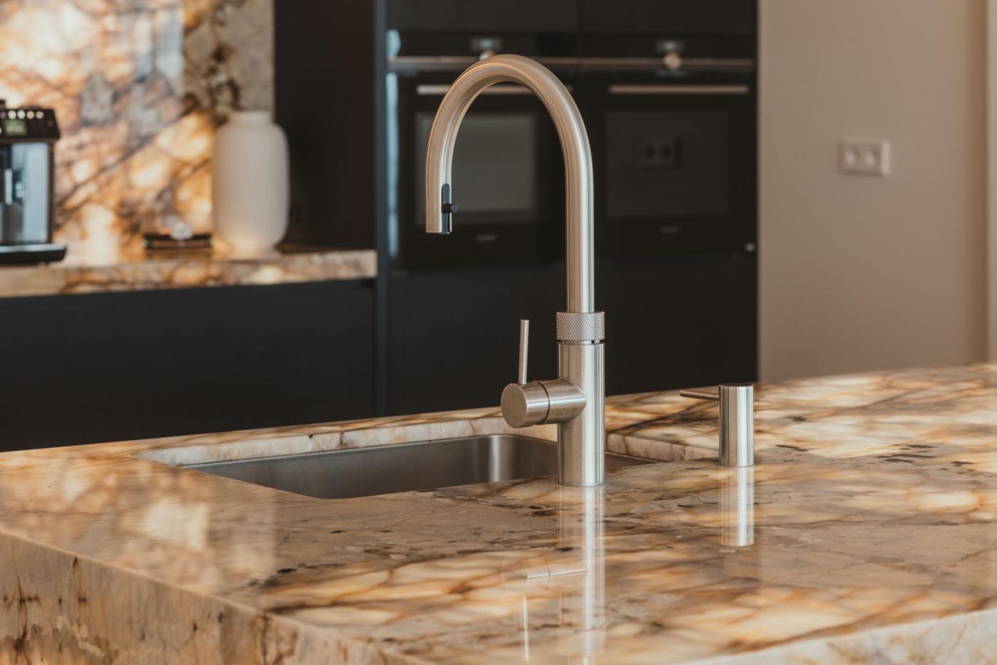 Hotelchique keuken met verlicht marmer | Best Interiors