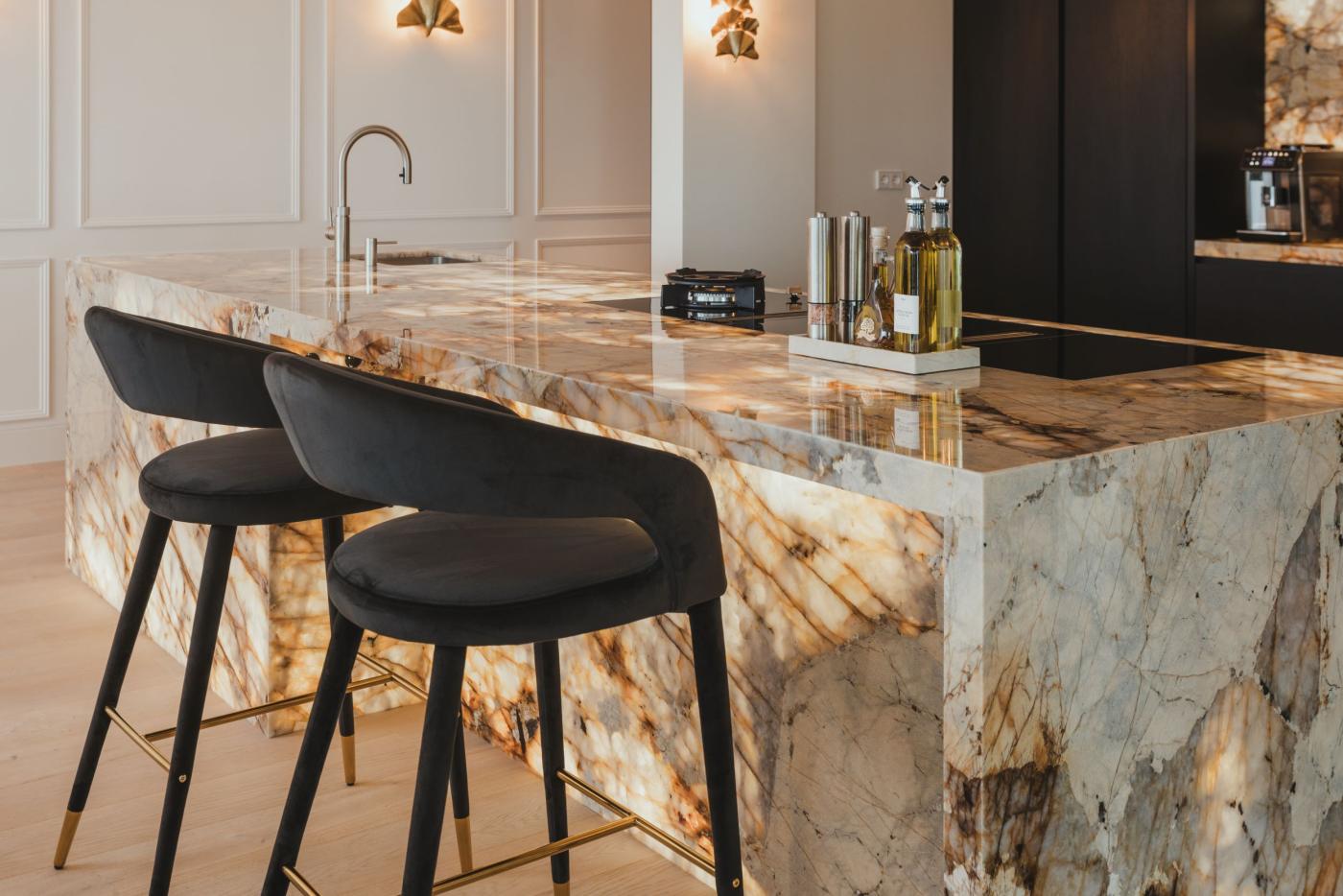 Hotelchique keuken met verlicht marmer | Best Interiors