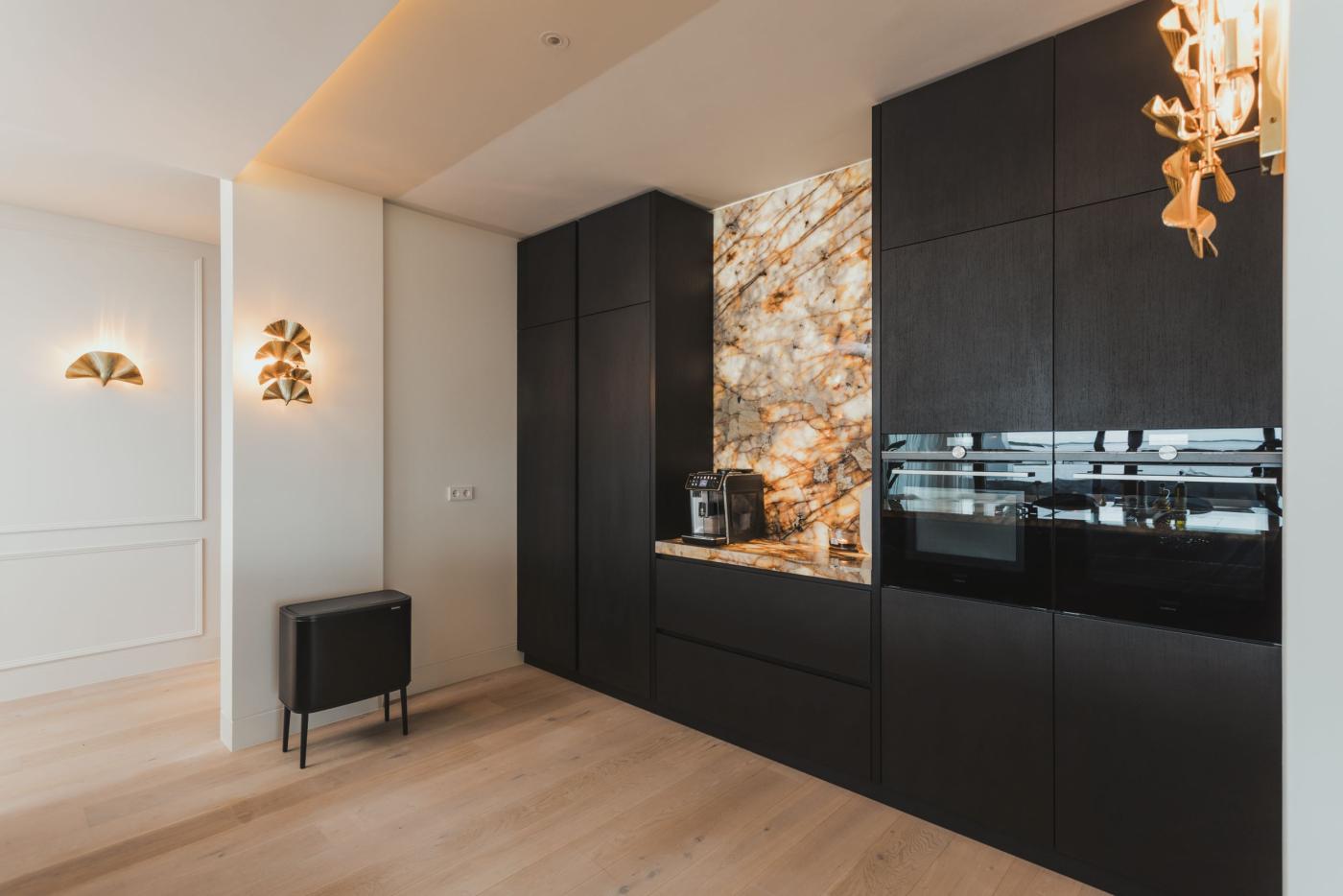 Hotelchique keuken met verlicht marmer | Best Interiors