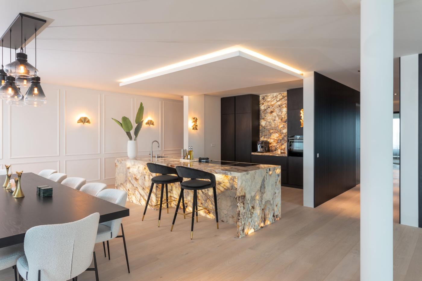 Hotelchique keuken met verlicht marmer | Best Interiors